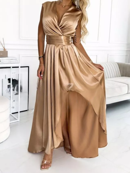 Leori™ – Elegantti satiininen kietaisumaksimekko