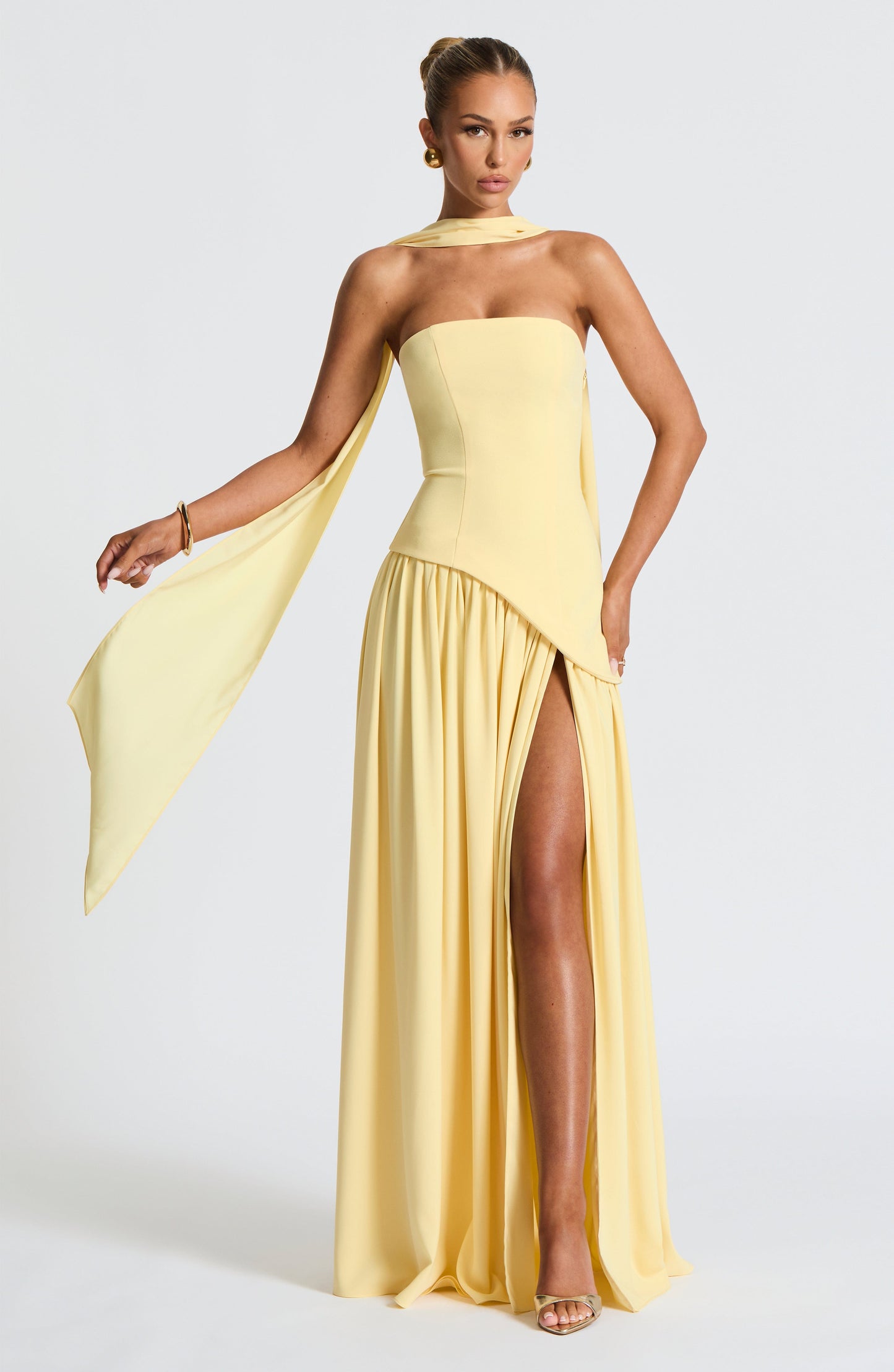Viviane™ – Elegantti olkaimeton maksimekko korkealla halkiolla