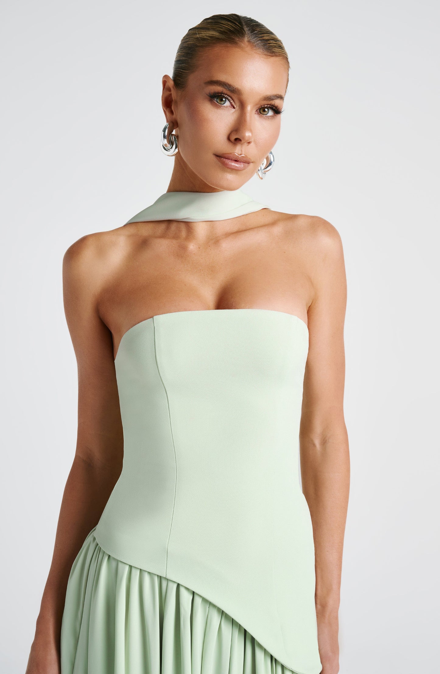 Viviane™ – Elegantti olkaimeton maksimekko korkealla halkiolla